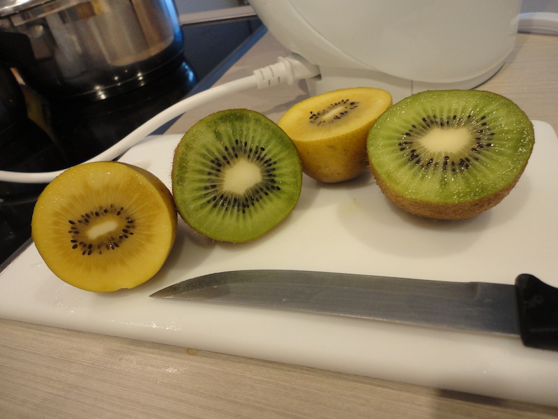 Are Green Kiwi Fruit & Gold Kiwi Fruit Nutritionally the Same?